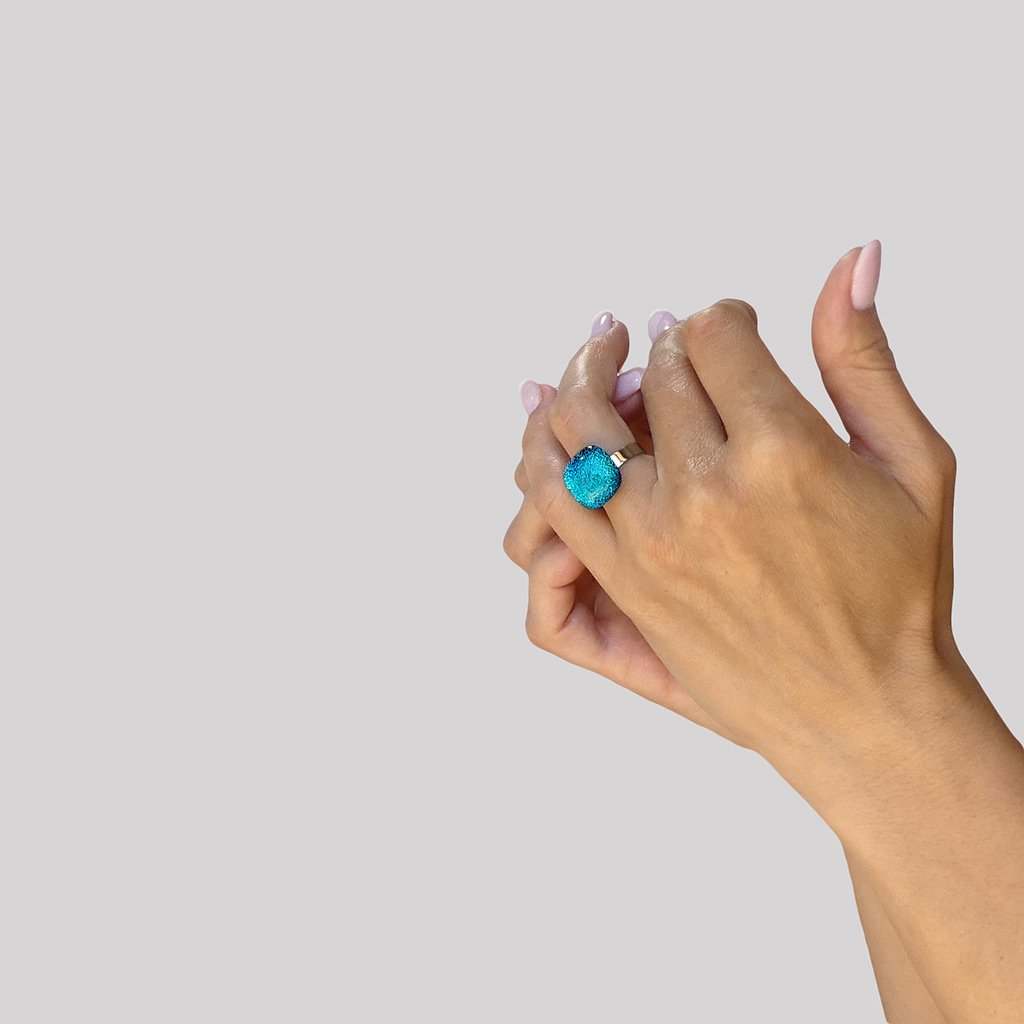 RING VERT DE BLEU ~ TEAL | SQUIRCLE | REFLET[proRING VERT DE BLEU ~ TEALduct_vendor]MicrocosmosPRODUCT INFORMATION

Exclusive Microcosmoses Glass Reflet™
Base: Stainless Steel 
Bead size length: 12~14 mm / 0.47"~0.55" |  width: 12~14 mm / 0.47"~0.55"


Free GiRINGS GLASS REFLET