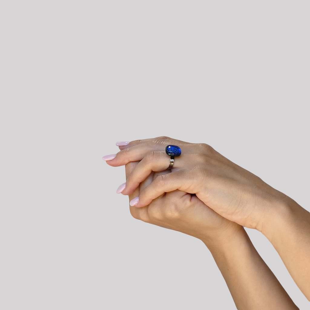 RING VERT DE BLEU ~ TEAL | SQUIRCLE | REFLET[proRING VERT DE BLEU ~ TEALduct_vendor]MicrocosmosPRODUCT INFORMATION

Exclusive Microcosmoses Glass Reflet™
Base: Stainless Steel 
Bead size length: 12~14 mm / 0.47"~0.55" |  width: 12~14 mm / 0.47"~0.55"


Free GiRINGS GLASS REFLET