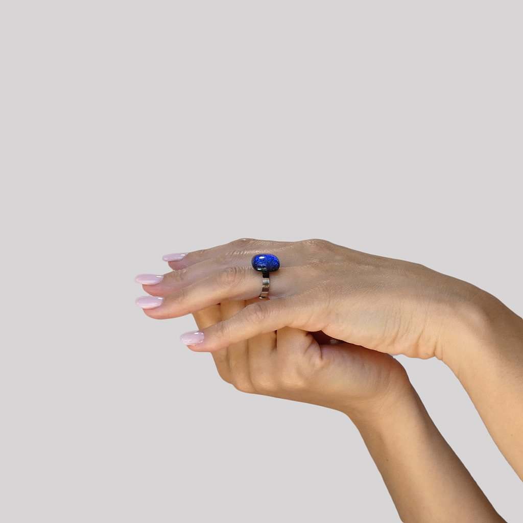 RING VERT DE BLEU ~ TEAL | SQUIRCLE | REFLET[proRING VERT DE BLEU ~ TEALduct_vendor]MicrocosmosPRODUCT INFORMATION

Exclusive Microcosmoses Glass Reflet™
Base: Stainless Steel 
Bead size length: 12~14 mm / 0.47"~0.55" |  width: 12~14 mm / 0.47"~0.55"


Free GiRINGS GLASS REFLET