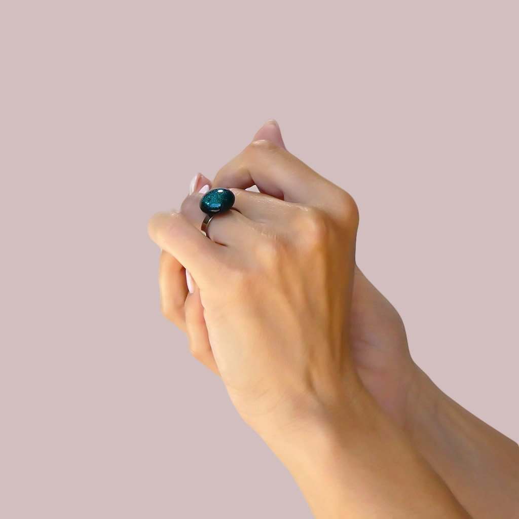 RING VIOLET ~ EMERALD | SQUIRCLE | REFLET[proRING VIOLET ~ EMERALDduct_vendor]MicrocosmosPRODUCT INFORMATION

Exclusive Microcosmoses Glass Reflet™
Base: Stainless Steel 
Bead size length: 12~14 mm / 0.47"~0.55" |  width: 12~14 mm / 0.47"~0.55"


Free GiRINGS GLASS REFLET