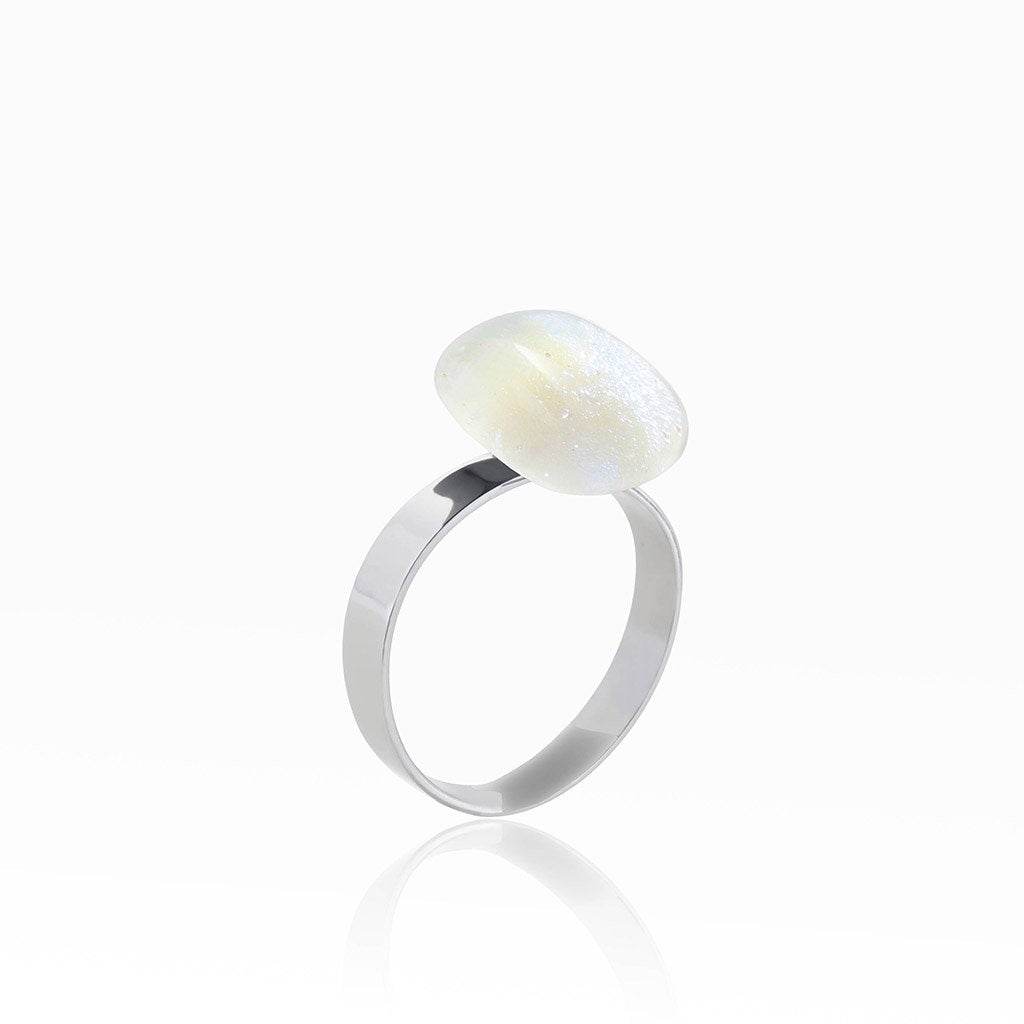 RING IRIDESCENT WHITE | SQUIRCLE | REFLET[proRING IRIDESCENT WHITEduct_vendor]MicrocosmosPRODUCT INFORMATION

Exclusive Microcosmoses Glass Reflet™
Base: Stainless Steel 
Bead size length: 12~14 mm / 0.47"~0.55" |  width: 12~14 mm / 0.47"~0.55"


Free GiRINGS GLASS REFLET